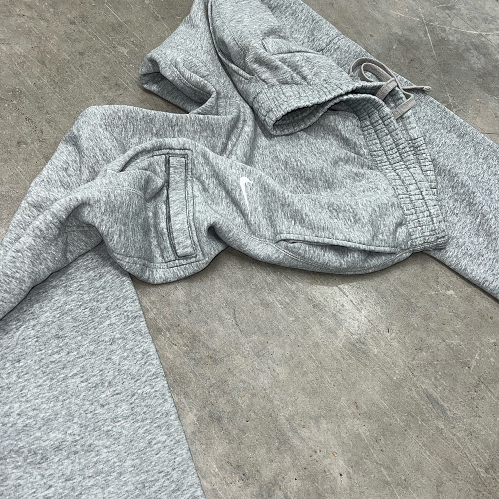 **SOLD** Men’s Medium Nike Thick Gray Cargo Sweats w/White Embroidered Nike - Picture 8 of 9